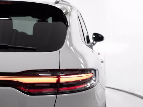 Certified 2025 Porsche Macan image 38