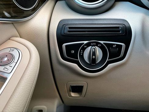 Used 2019 Mercedes-Benz GLC 300 image 35