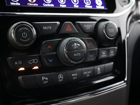 Used 2020 Jeep Grand Cherokee Overland RWD image 21