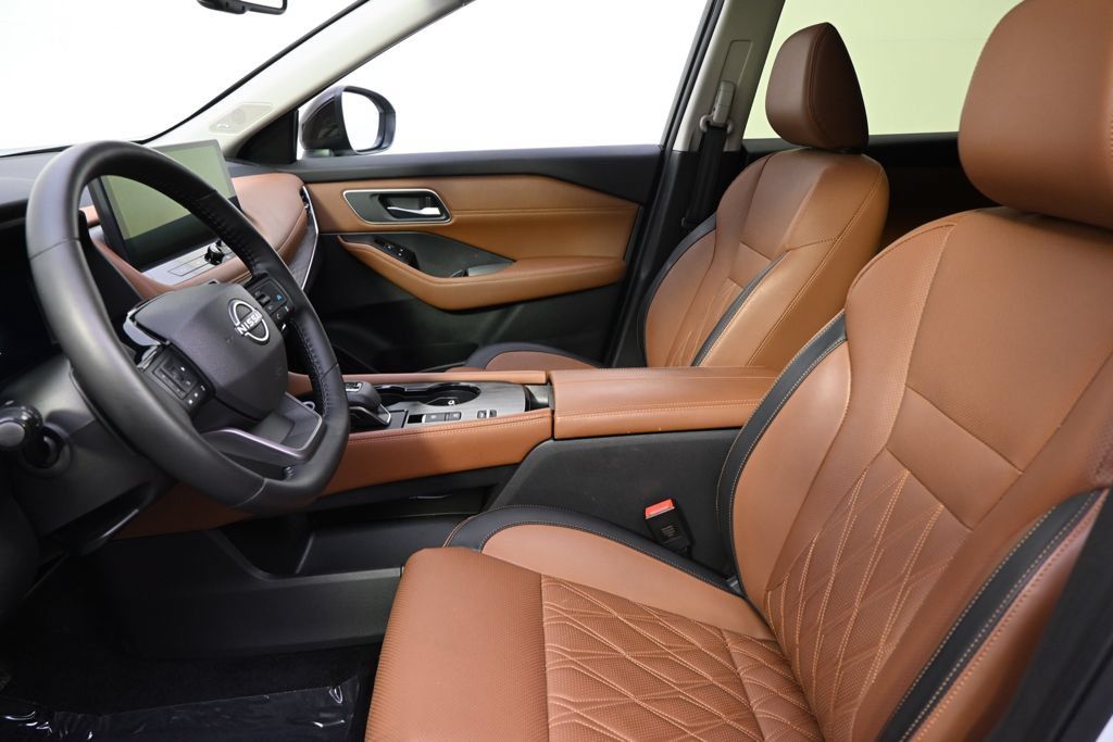 Used 2025 Nissan Rogue Platinum FWD image 13
