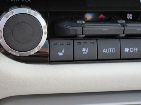 Certified 2025 Toyota Sequoia Capstone AWD/4WD image 32