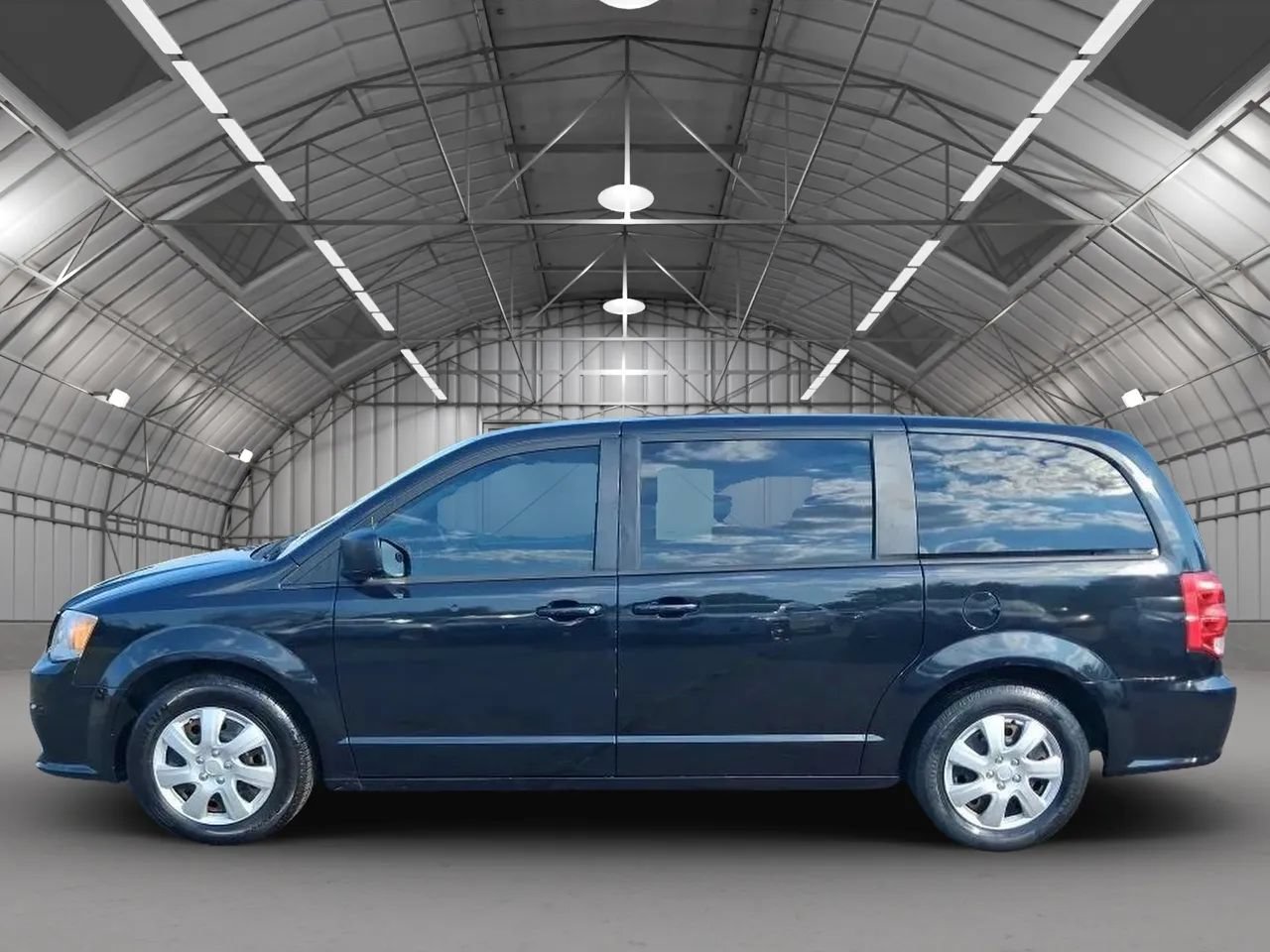 Used 2018 Dodge Grand Caravan SE w/ UConnect Hands-Free Group FWD image 2