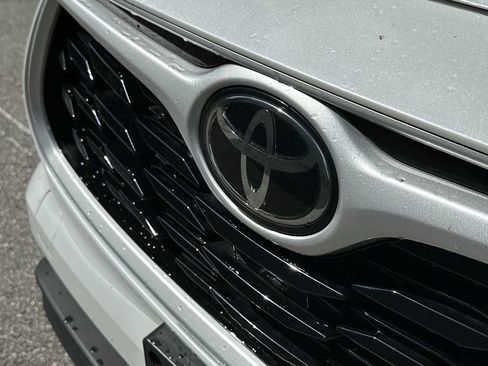 Used 2023 Toyota Highlander LE AWD/4WD image 10