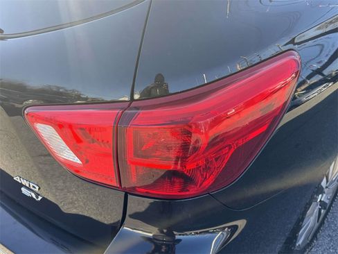 Used 2019 Nissan Pathfinder SV image 9