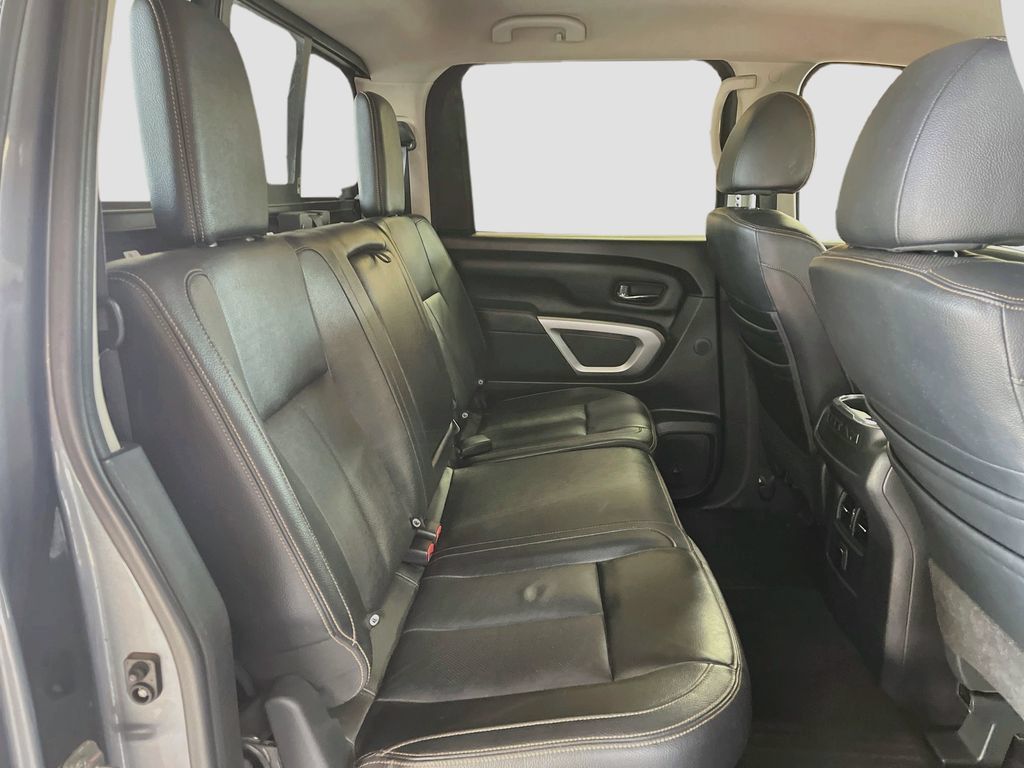 Used 2018 Nissan Titan SL AWD/4WD image 28