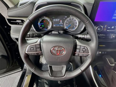 Certified 2023 Toyota Highlander Bronze Edition image 11