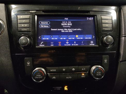 Used 2020 Nissan Rogue SV FWD image 25