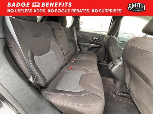 Used 2019 Jeep Cherokee Latitude w/ Popular Appearance Group FWD image 13