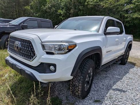 Used 2019 Toyota Tacoma TRD Off-Road w/ Technology Package AWD/4WD image 3
