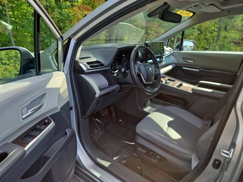Used 2024 Toyota Sienna XLE image 12