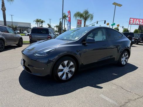 Used 2024 Tesla Model Y Long Range AWD/4WD image 3