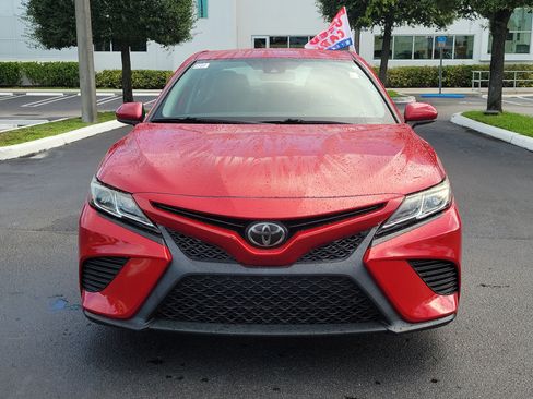 Used 2020 Toyota Camry SE FWD image 4