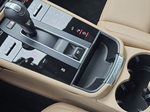 Used 2025 Porsche Macan image 20