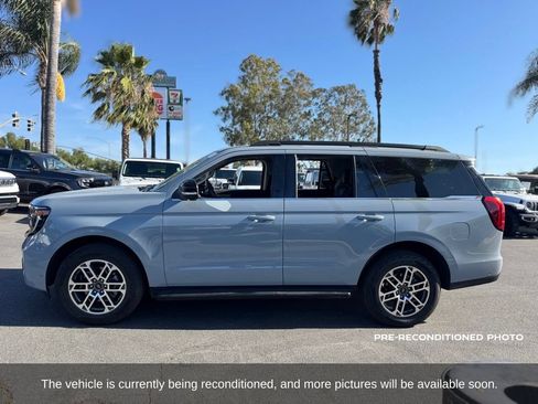 Used 2025 Ford Expedition Active AWD/4WD image 2