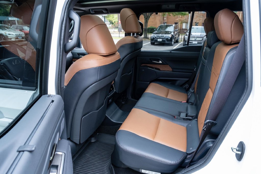 Used 2026 Lexus GX 550 w/ Accessory Package (2T) AWD/4WD image 31