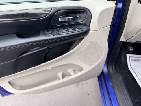 Used 2019 Dodge Grand Caravan SE w/ UConnect Hands-Free Group image 10