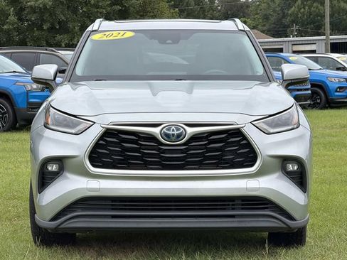 Used 2021 Toyota Highlander XLE AWD/4WD image 3