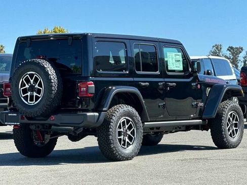 Used 2025 Jeep Wrangler Unlimited Rubicon w/ Convenience Group AWD/4WD image 4