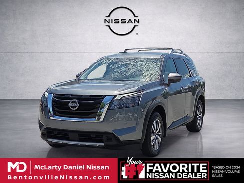 Used 2025 Nissan Pathfinder SL AWD/4WD image 2