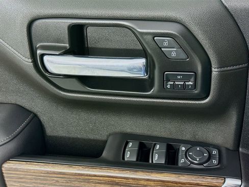 Used 2022 Chevrolet Silverado 1500 High Country w/ Technology Package image 18