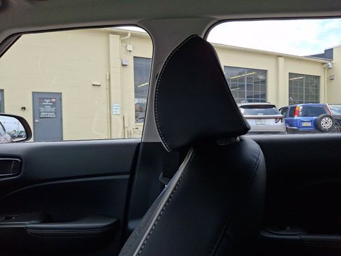 Certified 2025 Hyundai Venue Limited FWD image 17