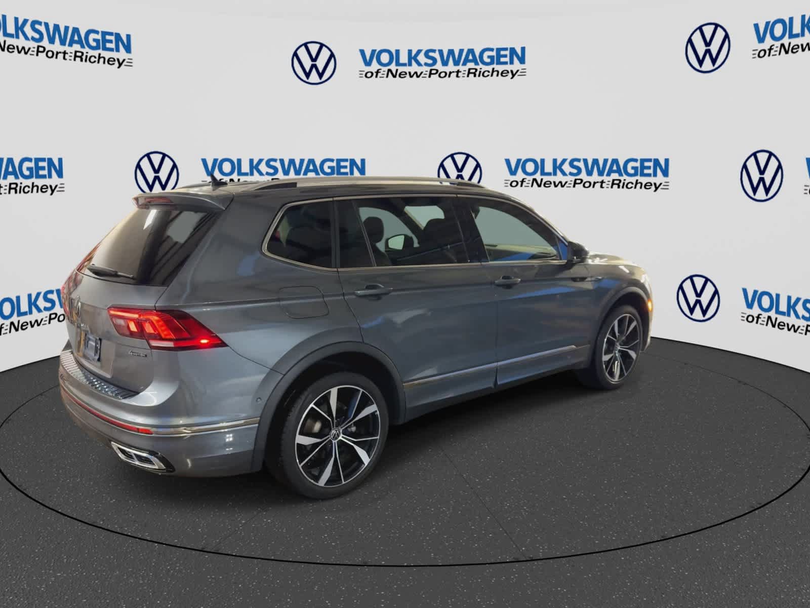Used 2024 Volkswagen Tiguan SEL R-Line AWD/4WD image 8
