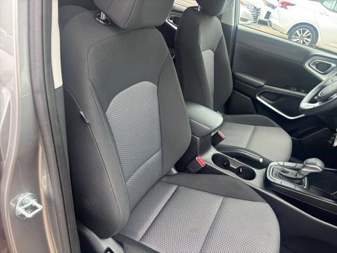 Used 2025 Kia Soul LX w/ LX Technology Package FWD image 34