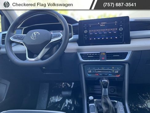 New 2025 Volkswagen Taos SE image 5