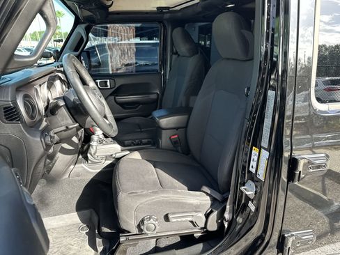 Used 2018 Jeep Wrangler Unlimited Sport S AWD/4WD image 3