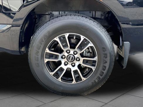 Used 2024 Nissan Titan SV w/ SV Convenience Package RWD image 10