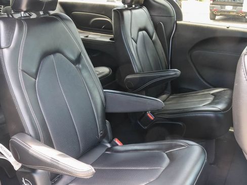 Used 2025 Chrysler Pacifica Select FWD image 17