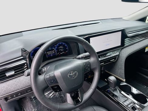 Used 2025 Toyota Camry XLE FWD image 9