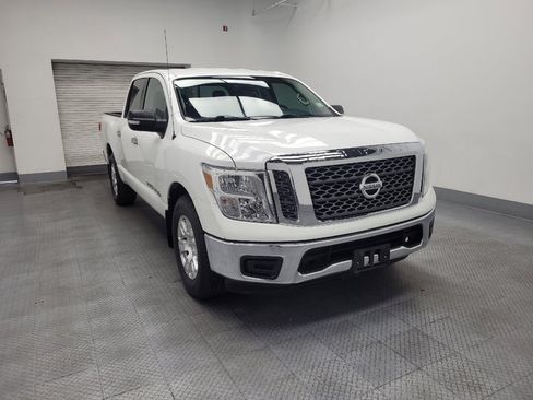 Used 2018 Nissan Titan SV image 13