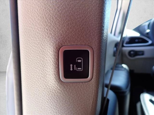 Used 2024 Chrysler Pacifica Touring-L FWD image 13