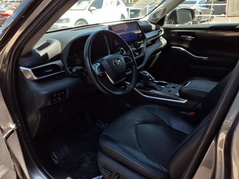 Certified 2024 Toyota Highlander Limited AWD/4WD image 16