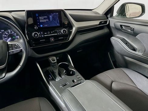 Certified 2025 Toyota Highlander LE FWD image 24