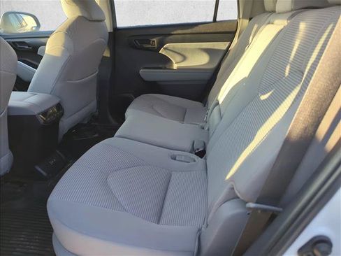 Certified 2025 Toyota Highlander LE FWD image 8