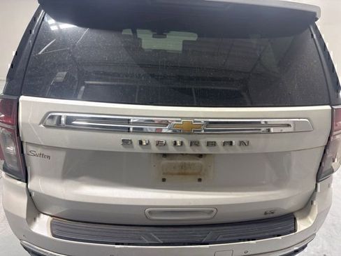 Used 2022 Chevrolet Suburban LT RWD image 7