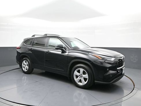 Certified 2023 Toyota Highlander LE FWD image 4