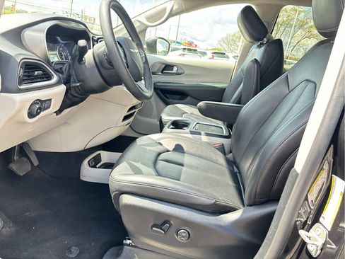 Used 2023 Chrysler Pacifica Touring-L FWD image 8