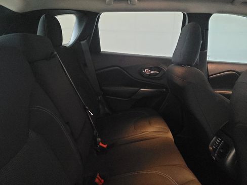 Used 2021 Jeep Cherokee Latitude FWD image 19