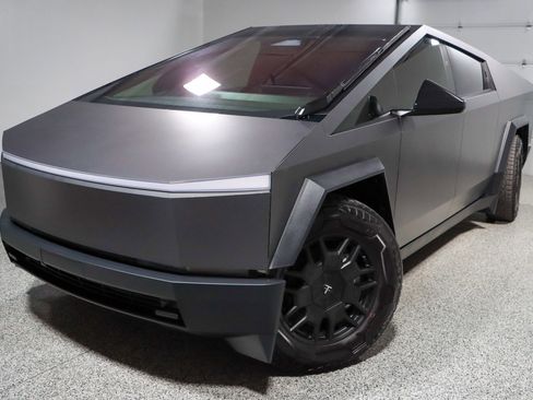 Used 2024 Tesla Cybertruck AWD Crew Cab image 27