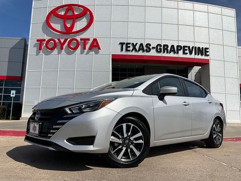 Used 2025 Nissan Versa SV image 2