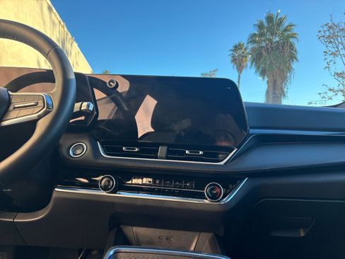 Used 2025 Chevrolet Equinox LT image 18