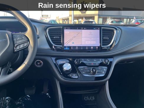 Used 2025 Chrysler Pacifica Limited image 28