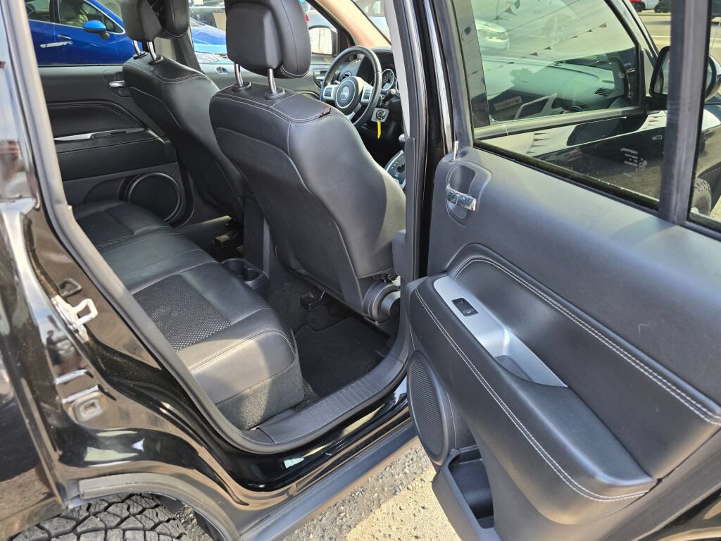 Used 2016 Jeep Compass Latitude AWD/4WD image 13