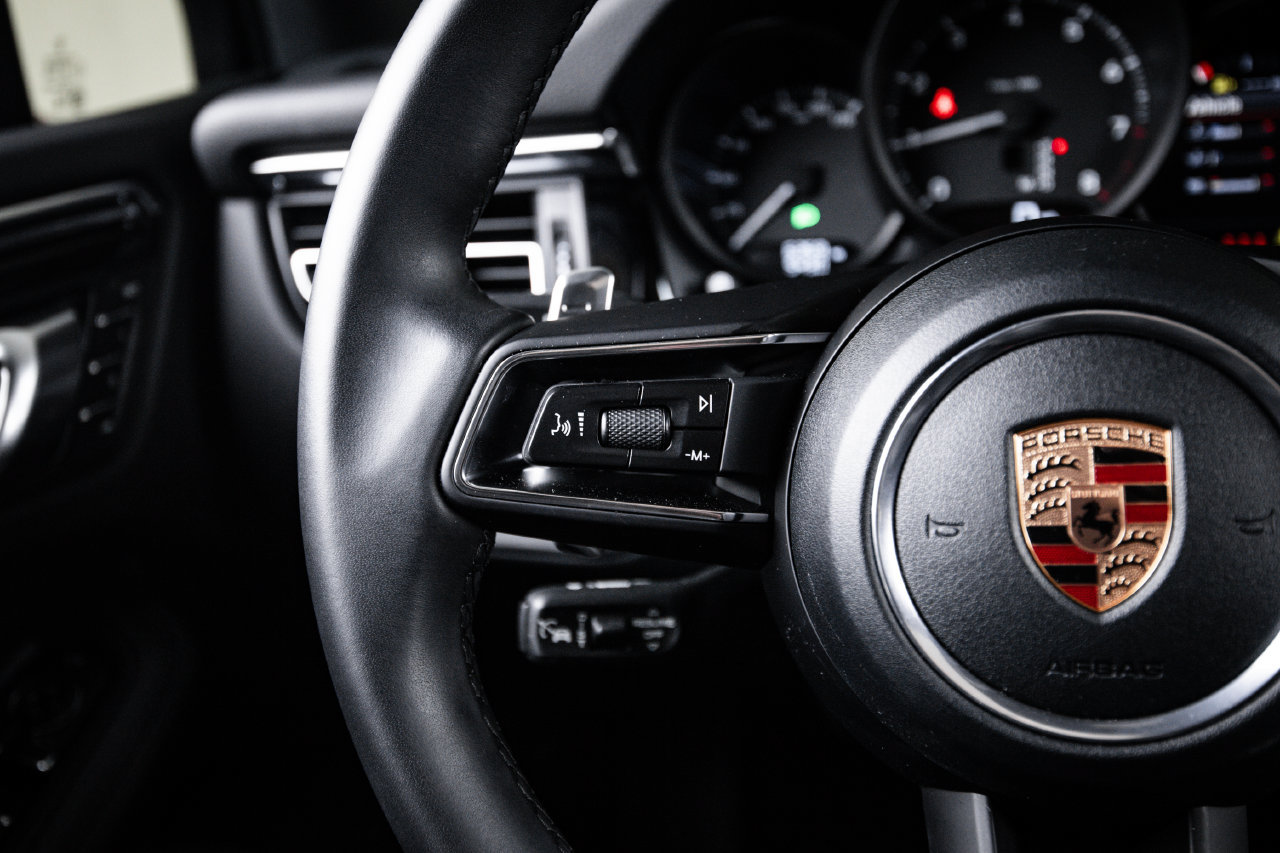 Certified 2026 Porsche Macan AWD/4WD image 17