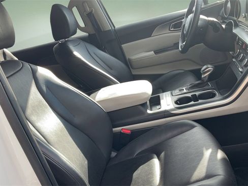 Used 2024 Kia Carnival LX image 15