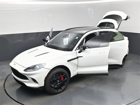 Used 2021 Aston Martin DBX image 50