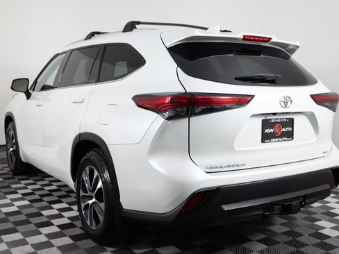 Used 2022 Toyota Highlander XLE FWD image 5